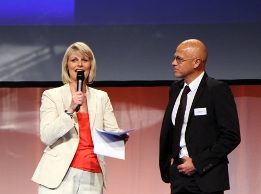 LOBO bekommt VR-InnovationsPreis für sparks-Showlasersystem Lothar Bopp im Gespräch mit Gundula Gause (Foto: Lobo)