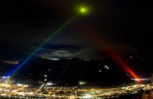 Lichtbrücke illuminiert alpine Ski-WM Lichtbrücke illuminiert alpine Ski-WM