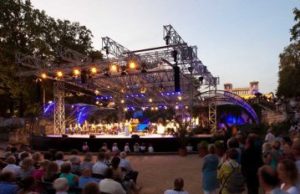 Stageco baut Orchesterbühne in historischen Brunnen Stageco-Orchesterbühne in historischem Brunnen