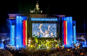 impression X4 illuminiert Berliner Fanfest während der Fußball-WM