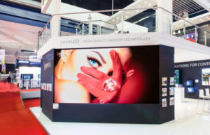 Hochauflösende LED-Videowand von eyevis für TV-Studio