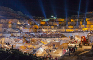 PRG verwandelt Athener Marmorsteinbruch in Motocross Kulisse