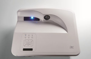 Christie führt lampenlose Projektorserie mit Ultra-Short-Throw-Objektiv ein