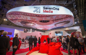 tennagels installiert LED-Decke auf der Dmexo