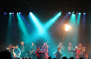 dot2 Geräte mit den 17 Hippies auf der Bühne