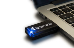 USB-Stick von LumenRadio für drahtlose DMX-Übertragung lieferbar