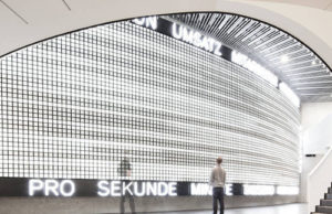 Riesige Pixelwand im neuen Mann + Hummel Technologiezentrum