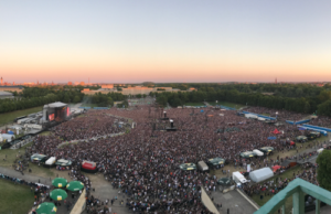 Depeche Mode performt auf Stageco-Bühne