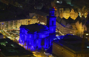 AES Veranstaltungstechnik hüllt Frankfurter Paulskirche in blaues Licht