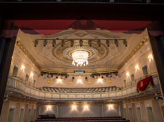 Robe T1 mit weißem Finish im König Albert Theater