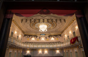 Robe T1 mit weißem Finish im König Albert Theater