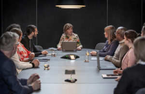 Exertis Pro AV ist Distributor für Konftel Meeting mit Konftel (Foto: Konftel)