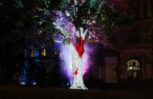 Jung von Matt Sports und UrbanScreen kreieren Launch-Projektion für Amazon Azoth Tree in Berlin (Fotos: Max Hartmann/UrbanScreen)