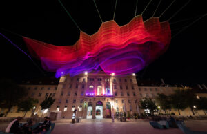 SolaFrame 3000 Scheinwerfer illuminiert Kunstperformance