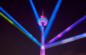 DO IT! realisiert Projektion am Kölner Fernsehturm Colonius Projektion am Colonius (Fotos: Deutsche Telekom)