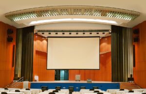 Renkus-Heinz-Lautsprechersystem im Congress Centrum Ulm Congress Centrum Ulm, Bühne des Einstein-Saals (Foto: Stadt Ulm)