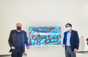 KI-Kunstausstellung setzt auf OLED-Displays von LG Mirko Franjic von Colugo mit Yonday Kim von LG Electronic (von links, Foto: LG)