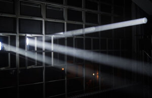 Lichtkunst-Installation in Bauhaus-Ikone mit Fusion Exo Beam