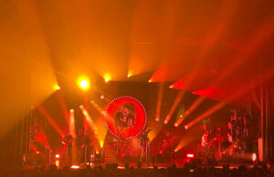 Ring aus Licht ums Bühnenlogo der Black Pumas