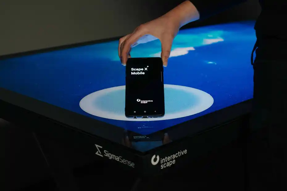 Interaktiver Tisch mit Smartphone-Erkennung (Fotos: Interactive Scape)