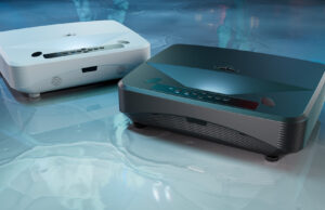 Sharp NEC kündigt neuen Ultra-Short-Throw Laserprojektor an NEC UM504HL (Foto: Sharp NEC)