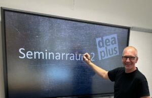 DEAplus modernisiert Seminarräume mit digitaler Ausrüstung Markus Friele mit einem neuen Whiteboard (Fotos: Marie Hohlbein)