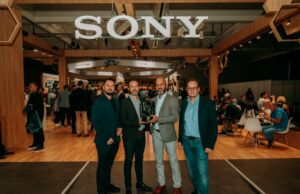 Teltec investiert in 50 Sony ILME-FR7 Kameras Vertragsabschluss auf der IBC (Foto: Sony)