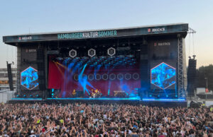 Hibino Deutschland stattet Ärzte-Tour mit Videotechnik aus Die Ärzte open air in Hamburg (Foto: Hibino Deutschland)