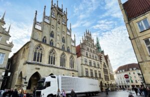 POOLgroup als Generalunternehmer beim G7-Treffen in Münster Ein Truck der POOLgroup vor dem Rathaus des Westfälischen Friedens (Foto: POOLgroup)
