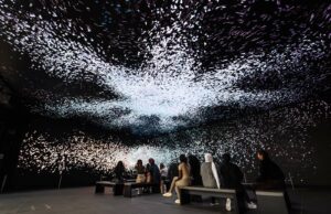 Raumfüllende Installation von Qvest für Outernet London