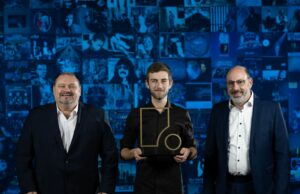 Neues Logo vorgestellt: Fohhn feiert 30. Geburtstag auf der ISE Uli Haug, Nico Schwarz und Jochen Schwarz mit dem neuen Fohhn-Logo (Foto: Fohhn)