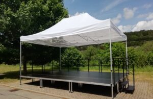 Mott stellt Faltzeltadapter für mobile Bühnen vor Bühne mit integriertem Faltzeltdach (Foto: Mott)