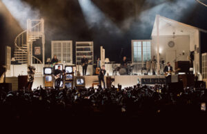 Minimalistisches Set von Tobias Rylander für The 1975