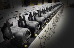 SSM Veranstaltungstechnik investiert in Elation KL Fresnel-Scheinwerfer