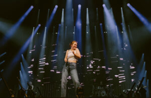 Ben Mansfield von Tourlite Design beleuchtete Arenashows von Sigrid