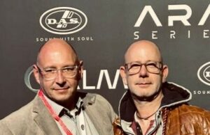 TSL Production setzt auf ARA-Serie von DAS Audio Arne Deters von DAS Audio mit Frank Schmitz (von links, Foto: DAS Audio)