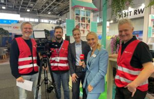 dreimeister setzt bei der ITB auf Shure ADX5D Kameraempfänger Thomas Danebrock (freier Kameramann), Marco Paulussen (freier Kameramann), Heike Beller (Key Account Managerin FVW), Nina Lassen (Projekt + Eventmanagerin FVW), Stephan Weisbarth (Geschäftsführer dreimeister) (von links, Foto: Shure)