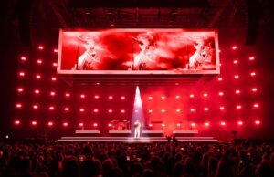 Lewis Capaldi rückt Video-Monolith ins Zentrum der Show