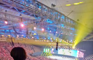 Ascend realisiert Event-WLAN für 8.000 Besucher in der Olympiahalle Ascend Mitarbeiterin in der Olympiahalle München (Foto: Ascend GmbH)