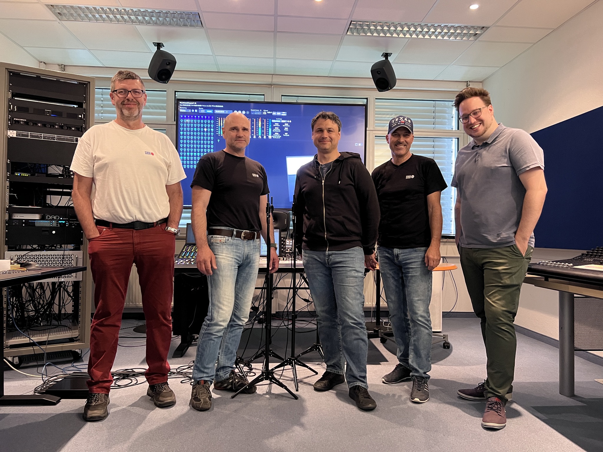 Im SMM Dolby Atmos Studio von links: Michael Werner, Axel Borkenhagen, David Ziegler (Dolby), Mike Hofer, Roger Baltensperger (Foto: SMM Gesellschaft für Medienintegration mbH)