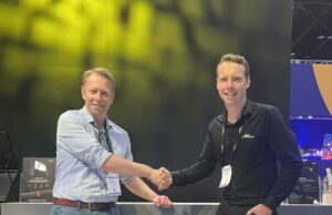 AED wird exklusiver Benelux-Distributor für Flex Black PRO Handschlag bei der InfoComm: Thierry Heldenbergh und Jan Walter (von links, Foto: AED)
