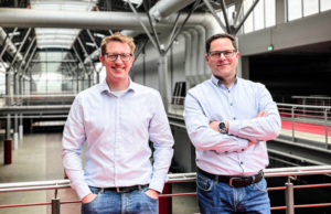 MMC Group: Staging und MMC Film & TV Studios treten fwd: bei Andreas Mummert, Abteilungsleiter der MMC-Ausstattung, und Staging-Vertriebsleiter Rainer Müller (Foto: Staging GmbH)