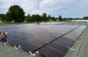 LMP installiert Photovoltaik-Anlage auf dem Firmengebäude