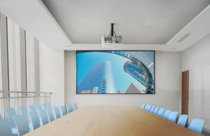 ViewSonic launcht Business-Beamer mit 5.000 ANSI-Lumen LS740HD im Meetingraum (Foto: ViewSonic)
