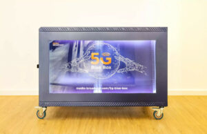 Media Broadcast mit Partnern auf dem eps Arena Summit Die 5G Blue Box von Media Broadcast (Foto: Media Broadcast)