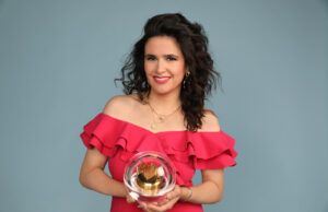 Show-Event 1Live Krone zieht in den Lokschuppen Bielefeld Moderatorin Donya Farahani mit der 1Live Krone-Trophäe (Foto: WDR/Amanda Dahms)