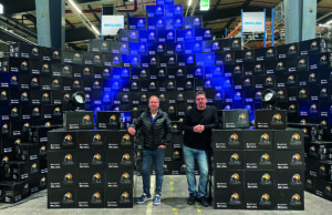 NicLen investiert in erneut in Cameo LED-Scheinwerfer Markus Jahnel mit Jörg Stöppler (Von links, Foto: Adam Hall Group)