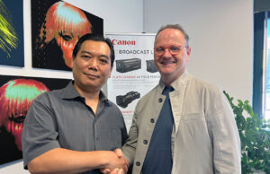 pro.media übernimmt Geschäftstätigkeiten von Avisys Keigo Yoneda und Gert Oswald beim Handshake (von links, Foto: pro.media)