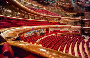 d&b audiotechnik gibt Partnerschaft mit der Dubai Opera bekannt Dubai Opera – Blick von der Galerie rechts in den Zuschauerraum (Foto: Dubai Opera)
