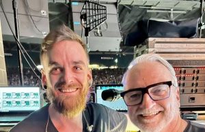 Foo Fighters setzten auf das Lectrosonics M2 Duet System Eiran Simpson und Ian Beveridge (von links, Foto: Lectrosonics)